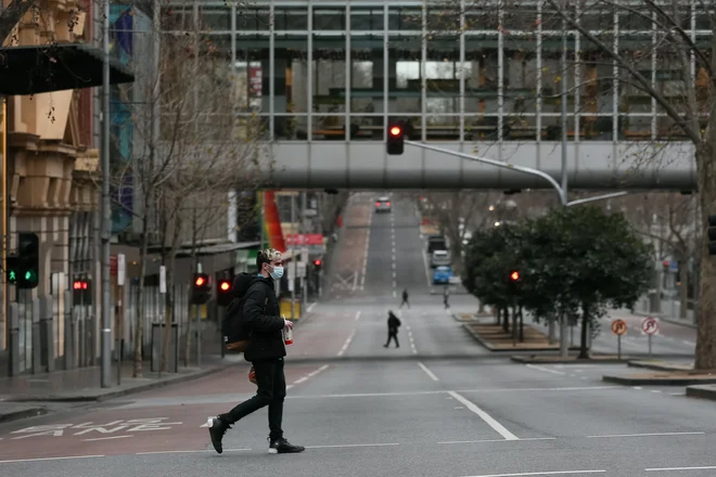 Prizor iz Melbourna, kjer so zaprtje podaljšali za še teden dni. FOTO: Con Chronis/AFP