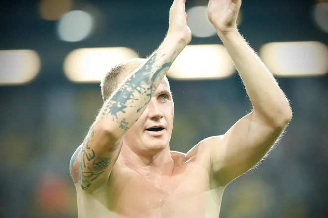 Domžalčani (na fotografiji vezist Senijad Ibričić) so igrali tekmo v Stožicah sinoči, domača Olimpija jo bodo jutri. FOTO: Uroš Hočevar