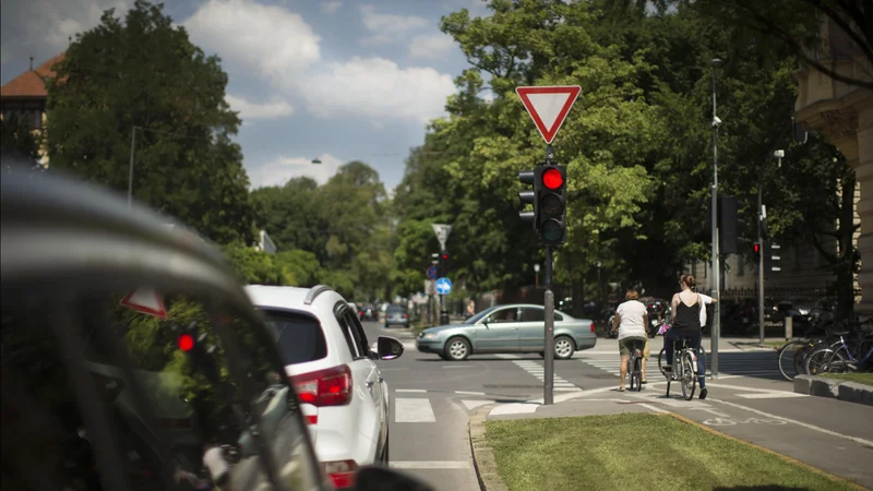 Fotografija: Ljubljanska občina bo vzela pod drobnogled tudi križišče na Prešernovi cesti. FOTO: Jure Eržen/Delo