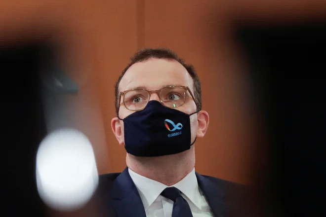Minister za zdravje Jens Spahn cepljenim obljublja normalno jesen, a minister se je v preteklosti že najedel zarečenega koronskega kruha. FOTO: Markus Schreiber/Reuters