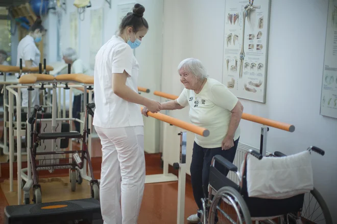 V času epidemije fizioterapija v domovih za starejše ni bila dostopna. V Srebrni niti se bojijo, da bi se to ponovilo. FOTO: Jure Eržen/Delo