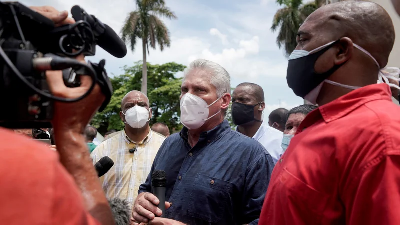 Fotografija: Šef partije in države Miguel Díaz-Canel oznanja, da se začenja popolnoma novo obdobje kubanskega razvoja. Kubanci mu tudi tokrat ne verjamejo. FOTO: Alexandre Meneghini/Reuters