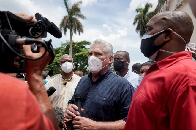 Šef partije in države Miguel Díaz-Canel oznanja, da se začenja popolnoma novo obdobje kubanskega razvoja. Kubanci mu tudi tokrat ne verjamejo. FOTO:&nbsp; Alexandre Meneghini/Reuters