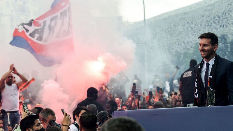 Fotografija: Messija so pred pariškim štadionom pozdravili glasni navijači. FOTO: Bertrand Guay/Afp