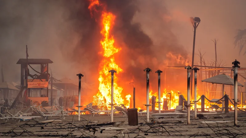 Fotografija: Na italjianskem otoku zaradi hude pripeke divjajo požari. FOTO: Roberto Viglianisi Via Reuters