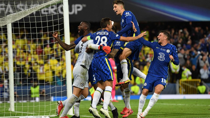 Fotografija: Nogometaši Chelseaja so se takole veselili zmage v dvoboju za superpokal UEFA. FOTO: Paul Ellis/AFP