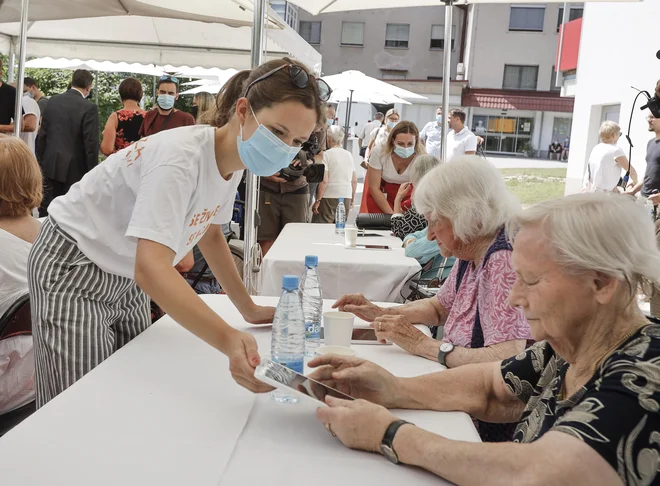 Prvi, ki so se seznanjali z uporabo sodobnih tehnologij prek mobilne enote, so bili stanovalci doma starejših v Bokalcih.<br />
Foto Jože Suhadolnik/Delo