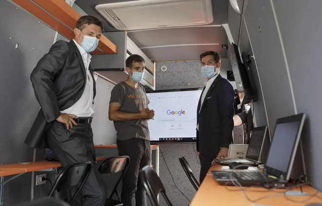 Mobilna enota zagotavlja možnost učenja o sodobnih tehnlogijah tudi v odročnih krajih. Foto Jože Suhadolnik/Delo