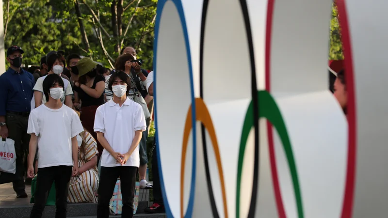 Fotografija: V torek, ko je nastala fotografija, je bilo pred olimpijskim štadionom v Tokiu še vse mirno. FOTO: Kim Kyung-hoon/Reuters