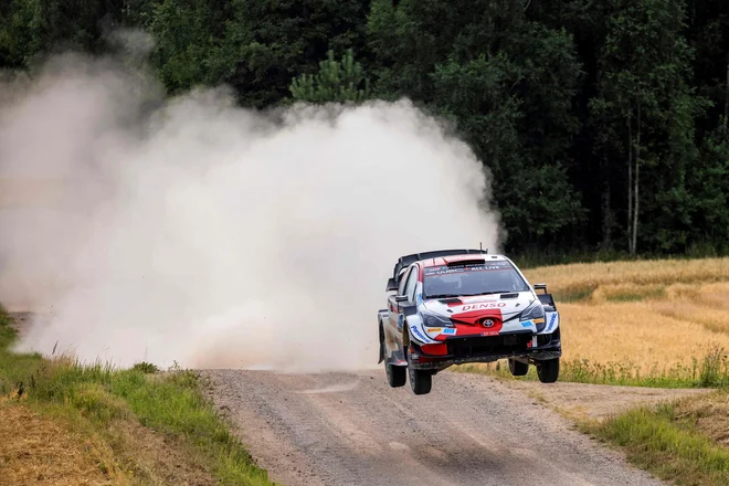 Kalle Rovanperä je takole v Estoniji (po)letel do prve zmage v svetovnem prvenstvu. FOTO: Timo Anis/AFP