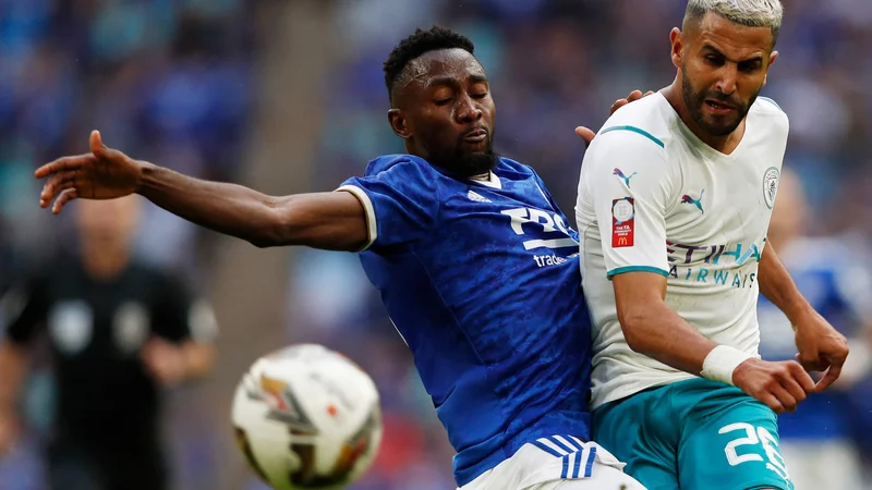 Fotografija: Riyad Mahrez (desno) je z Man. Cityjem avgusta izgubil že drugi zaporedni finale po neuspehu v finalu lige prvakov. Angleški superpokal je osvojil Wilfred Ndidi (levo) z Leicestrom, ki je na Wembleyju slavil že v zaključku minule sezone, ko je bil na sporedu finale pokala FA. FOTO: Adrian Dennis/AFP