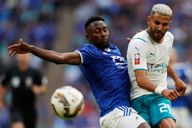 Riyad Mahrez (desno) je z Man. Cityjem avgusta izgubil že drugi zaporedni finale po neuspehu v finalu lige prvakov. Angleški superpokal je osvojil Wilfred Ndidi (levo)&nbsp;z Leicestrom, ki je na Wembleyju slavil že v zaključku minule sezone, ko je bil na sporedu finale pokala FA. FOTO: Adrian Dennis/AFP