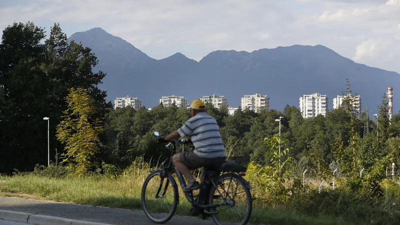 Fotografija: Tretje največje stanovanjsko naselje v Sloveniji še vedno raste. Fotografiji Leon Vidic