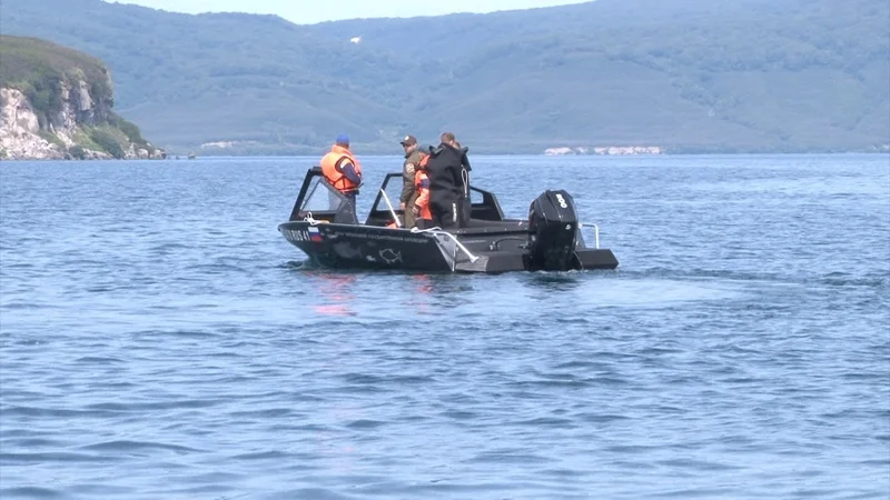 Fotografija: Operacija po strmoglavljenju helikopterja v Kurilsko jezero. FOTO: Rusko ministrstvo za nesreče/Reuters