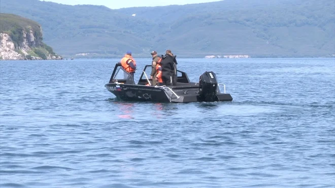 Operacija po strmoglavljenju helikopterja v Kurilsko jezero. FOTO: Rusko ministrstvo za nesreče/Reuters