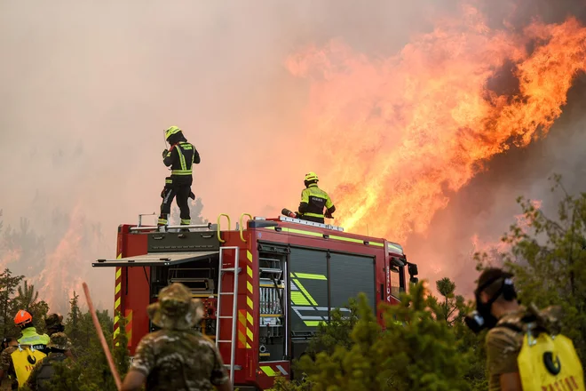 Slovenski in avstrijski gasilci so priskočili na pomoč slabo opremljenim gasilcem in vojakom v Severni Makedoniji, kjer so zaradi požarov v naravi razglasili izredne razmere. Foto Arbnora Memeti/AFP