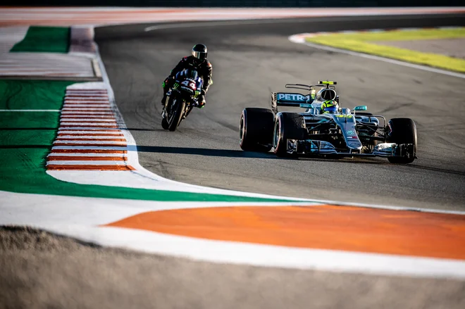Leta 2019 sta v Valencii Lewis Hamilton in Valentino Rossi zamenjala jeklena konjička. FOTO: Getty Images