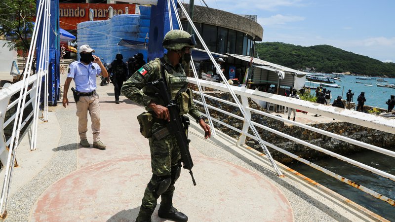 Fotografija: Karteli so bistveno bolje opremljeni in oboroženi kakor vojska in policija, opozarjajo analitiki v Mehiki. FOTO: Javier Verdin/Reuters
