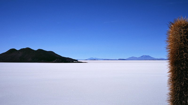 Fotografija: Med iskanjem najtišjih krajev tega planeta, kjer se človek usmeri navznoter namesto navzven in se znova poveže s seboj, ga je pritegnila tudi bolivijska slana puščava Salar de Uyuni. FOTO: Matjaž Krivic