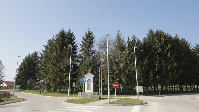 Fotografija: Prevlada razsvetljave nad svetom in svetim. FOTO: Gašper Pintar
