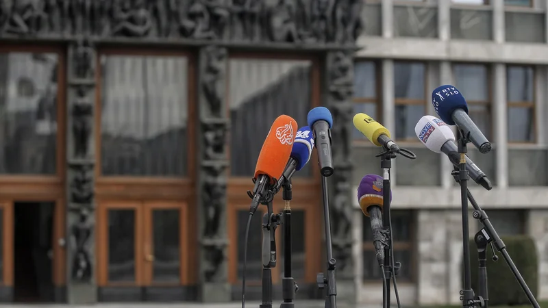 Fotografija: Mediji pred parlamentom 02.04.2021 [mediji,novinarji,motivi,mikrofoni,Trg republike] Foto Blaz Samec