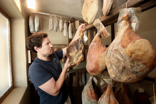 Tomaž od tasta počasi prevzema tudi predelavo mesa, še posebno proizvodnjo prekmurske šunke. FOTO: Jože Pojbič/Delo