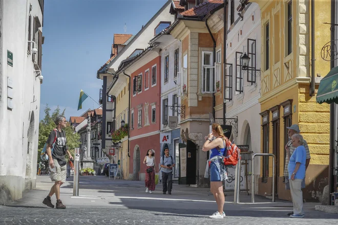 Škofja Loka je s svojim srednjeveškim videzom bolj privlačna za tuje kot domače turiste. FOTO: Leon Vidic/Delo