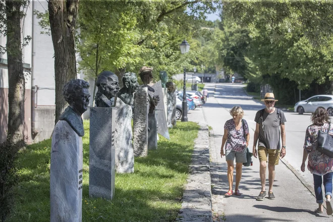 V Aleji zaslužnih Ločanov so predstavljene pomembne osebnosti, med njimi je le ena ženska, zdravnica Marija Bračko. FOTO: Leon Vidic/Delo