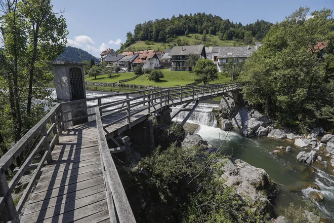 Na Hudičevi brvi se je nekoč prikazoval peklenšček, a so ga domačini kljub njegovi vztrajnosti le pregnali. FOTO: Leon Vidic/Delo