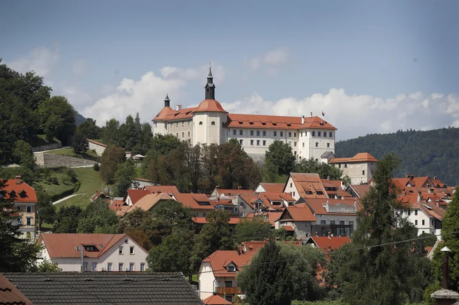 Mogočni grad, v katerem namesto nekdanjega glavarja domuje Loški muzej. FOTO: Leon Vidic/Delo