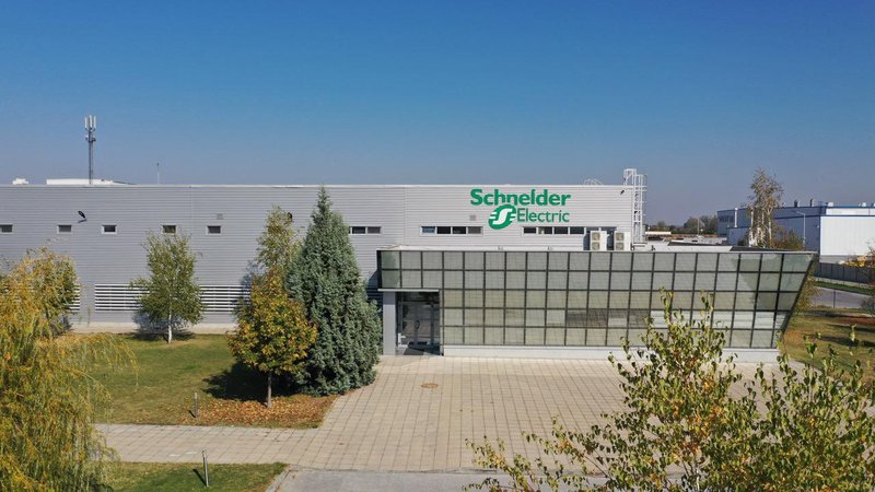 Fotografija: Schneider Electric uporablja tehnologije, ki jih izdeluje, tudi v lastni praksi – na primer v pametni tovarni v Plovdivu v Bolgariji. FOTO: Schneider Electric