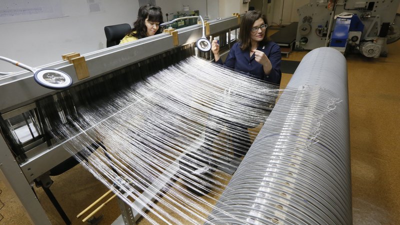 Fotografija: Zlitino platine, paladija in rodija uporabljajo tudi za izdelavo niti, ki jih v kemični industriji uporabljajo kot katalizator.
FOTO: Ilija Najmušin/Reuters
