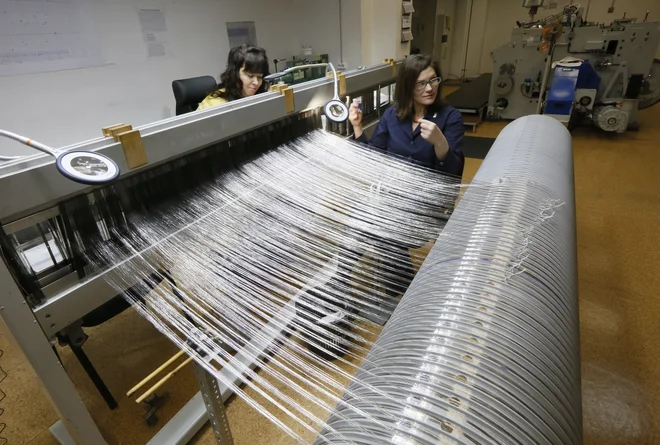 Zlitino platine, paladija in rodija uporabljajo tudi za izdelavo niti, ki jih v kemični industriji uporabljajo kot katalizator.
FOTO: Ilija Najmušin/Reuters
