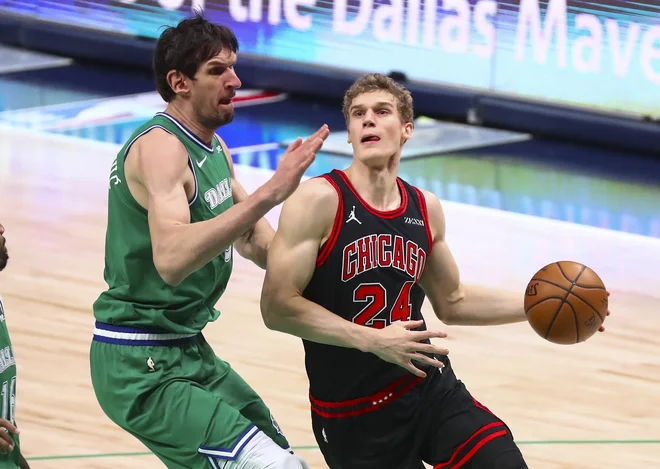 Lauri Markkanen (desno, ob njem Boban Marjanović) bi lahko že kmalu oblekel Dallasov dres. FOTO: Kevin Jairaj/Usa Today Sports