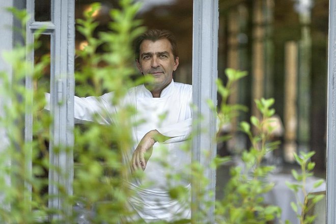 Trizvezdični chef Yannick Alléno je prepričan, da se bo vrhunska kulinarika po pandemiji nujno morala precej spremeniti tako za mizo kot v kuhinji. Foto Geoffroy De Boismenu