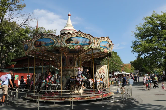 Tudi v muzeju na prostem Skansen so vsak dan vesele množice, predvsem družin z majhnimi otroki. FOTO: Jože Pojbič
