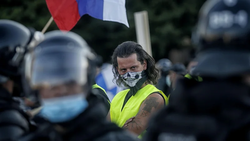 Fotografija: Če nekaj zapišeš na twitterju, to vpliva na ljudi, družbo, svet. FOTO: Blaž Samec/Delo