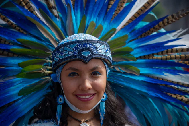 Portret članice enega izmed mehiških avtohtonih plemen na trgu Zocalo v Mexico Cityju, ki sodeluje pri praznovanju 500. obletnice zadnjega dne avtohtone države pred prihodom španskih konkvistadorjev, ki so nasilno zavzeli Tenochtitlan. FOTO: Claudio Cruz/Afp<br />
