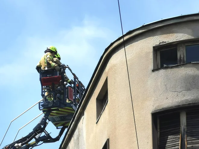 Požar na Gregorčičevi v Ljubljani. FOTO: Jože Suhadolnik/Delo