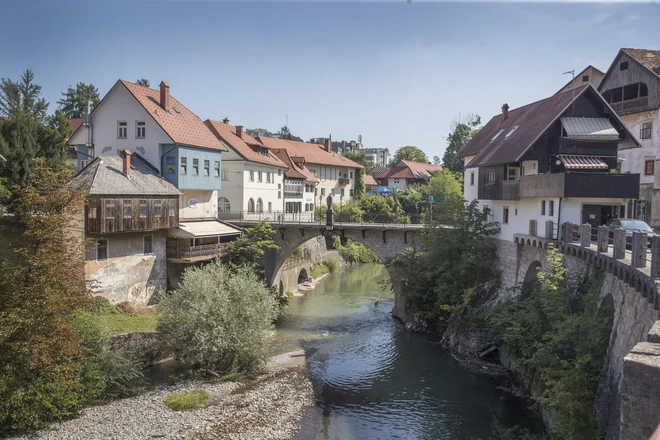 Prepoznavna veduta mesta s Kapucinskim mostom. FOTO: Leon Vidic/Delo