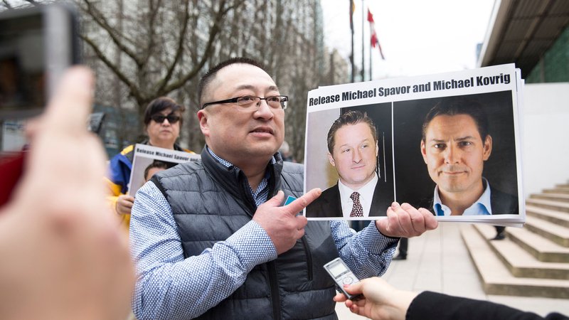 Fotografija: Louis Huang s fotografijo Michaela Spavora in Michaela Kovriga.
Sodišče v kitajskem mestu Dandong je v torek izreklo kazen 11 let zapora za Kanadčana Michaela Spavora, obtožba pa se je glasila »vohunjenje«. FOTO: Jason Redmond/Afp