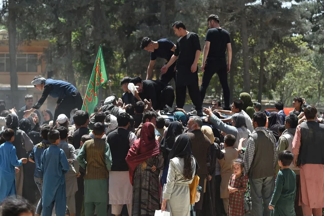 Na tisoče ljudi je pred spopadi pobegnilo v Kabul, veliko beguncev pa pričakujejo tudi v sosednjih državah. FOTO: Wakil Kohsar/AFP