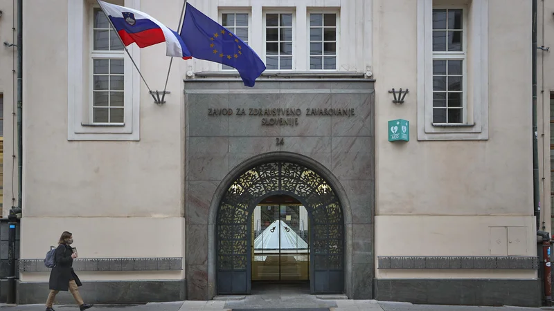 Fotografija: Prevzem zavoda za zdravstveno zavarovanje bi politiki prinesel nadzor nad 3,4 milijarde evrov in še kaj zanjo koristnega. FOTO: Jože Suhadolnik/Delo