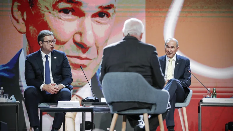 Fotografija: Lanski blejski strateški forum je zaznamovalo predvsem osrednje omizje, na katerem sta sodelovala srbski predsednik Aleksandar Vučić in slovenski premier Janez Janša. Foto Uroš Hočevar