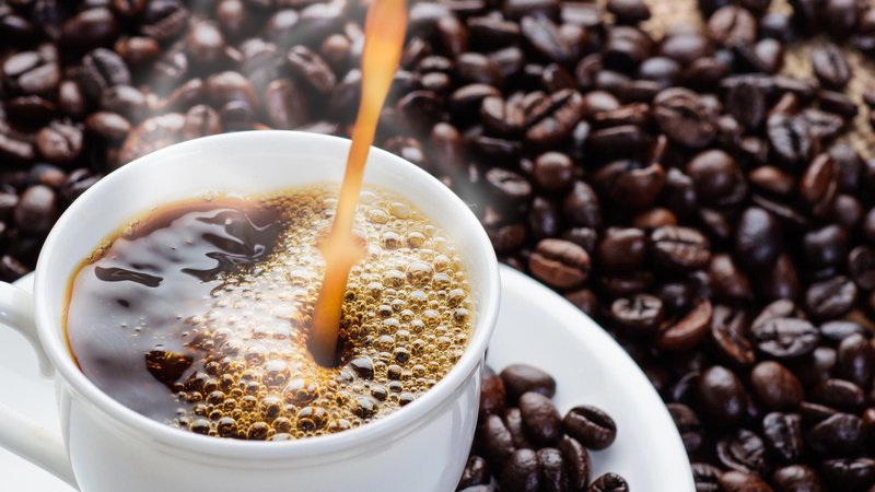 Fotografija: Slabši pridelek kavinega zrnja lahko pomeni tudi dražjo skodelico napitka.
FOTO: istockphoto