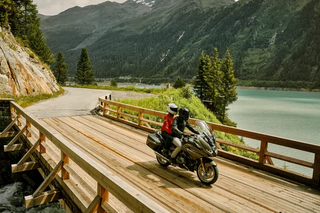 Za motocilklista je čelada najbolj pomemben del opreme. Varnostni standardi zanje bodo kmalu bolj zahtevni.<br />
FOTO: BMW