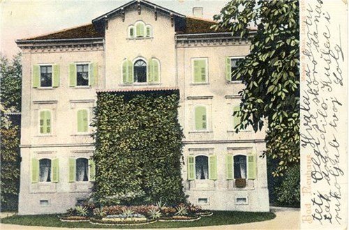 Gosposka hiša oziroma Vila Šenoa je leta 1862 nastala z nadzidavo starejše Novakove hiše, ki so jo na treh straneh opremili z balkoni.<br />
Foto Arhiv Terme Dobrna