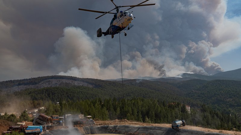 Fotografija: Helikopter med pripravami na gašenje gozdnega požara v bližini edine turške jedrske elektrarne Foto Yasin Akgul/AFP