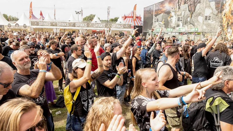 Fotografija: Z blažitvijo ukrepov odpirajo vrata tudi veliki festivali. Na rock in metal festivalu Alcatraz v belgijskem Kortrijku konec tedna pričakujejo več kot 30.000 udeležencev. Vsi morajo imeti potrdilo PCT. FOTO: James Arthur Gekiere/AFP