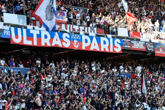 Najzvestejši navijači PSG pred sobotno tekmo. FOTO: Bertrand Guay/AFP